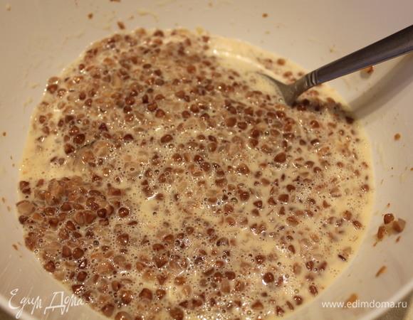 К отваренной грече добавляем теплое молоко и яйцо. Все перемешиваем.