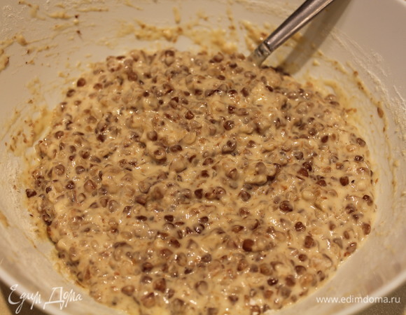 В полученную смесь постепенно вводим муку. Вымешиваем, не оставляем комочков.