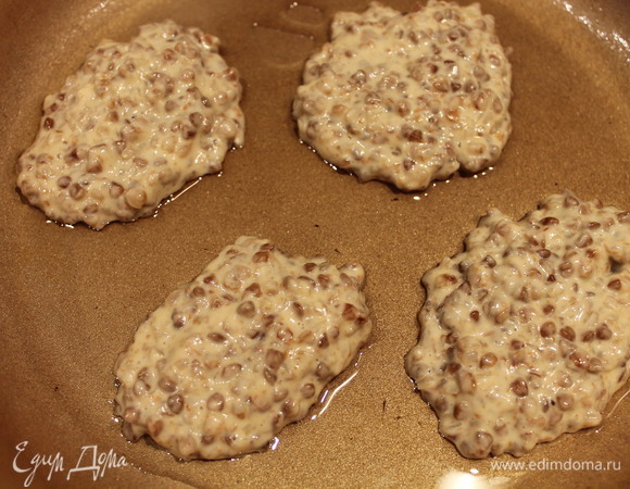 На сковороду наливаем растительное масло. Столовой ложкой выкладываем оладьи.