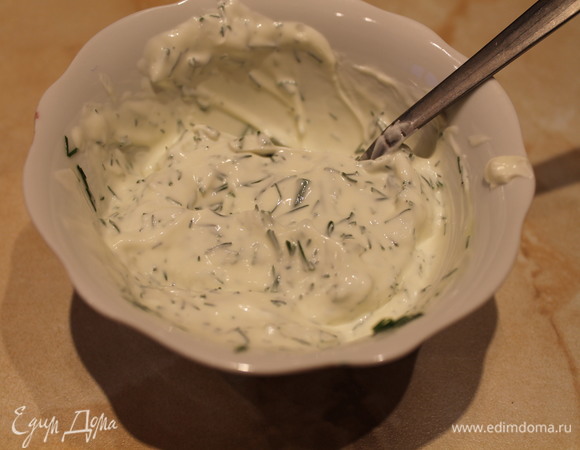 Оладьи вкусно кушать с соусом. Для этого мелко рубим укроп и смешиваем со сметаной.