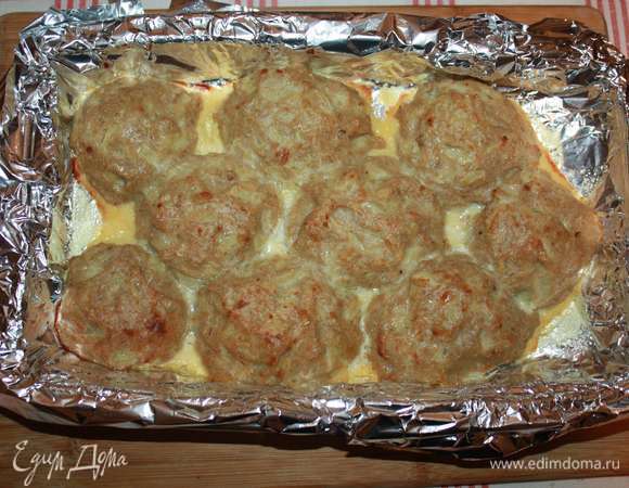 Запекать в духовке при 200°C в течение 30–40 минут до золотистой корочки.
