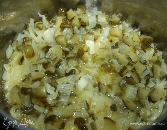 Лук и огурцы нарезать, обжарить минут 10 на растительном масле.