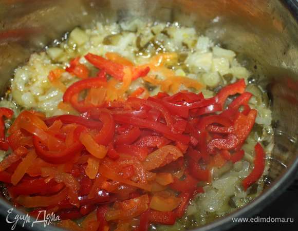 Далее добавить нарезанный сладкий перец. Перемешать и тушить еще минут 7.