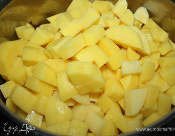 Добавить мелко нарезанный картофель.
