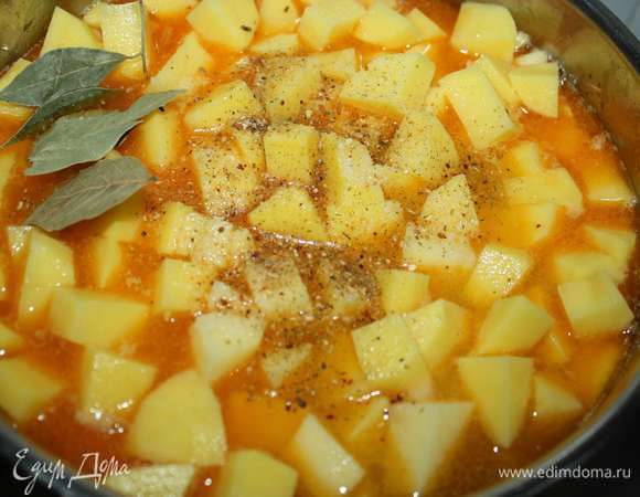 Залить водой (вода должна только немного покрывать картофель). Добавить соль, специи и лавровый лист.