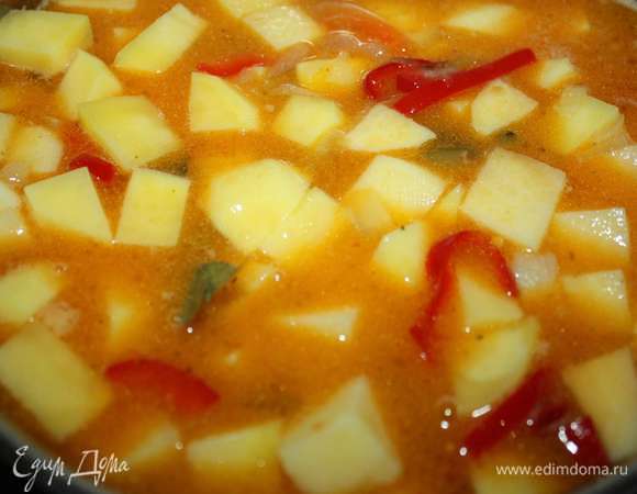 Все перемешать. Тушить до готовности картофеля. За 5 минут до готовности можно добавить рубленую зелень.