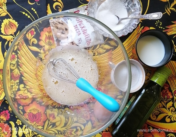 Смешиваем яйцо, соль, сахар, ванильный сахар. Взбиваем венчиком.