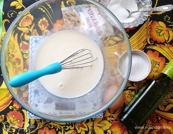 Добавляем молоко и разрыхлитель.