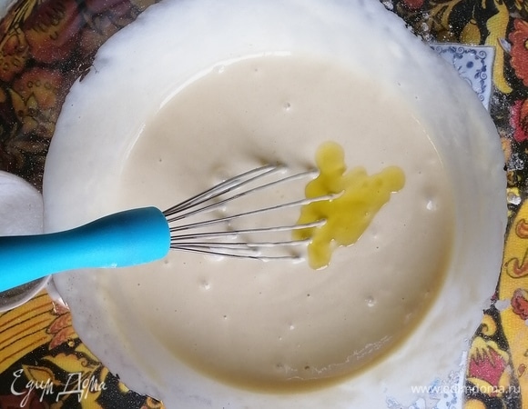 Вливаем оливковое масло и вновь перемешиваем.