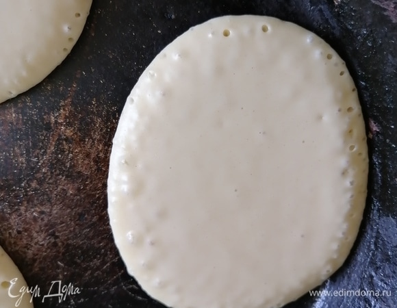 На разогретую без масла сковороду выкладываем (наливаем) тесто. Мне удобно делать это ложкой. Когда на поверхности начинают появляться пузырьки, переворачиваем. Удобнее всего это делать силиконовой лопаткой.