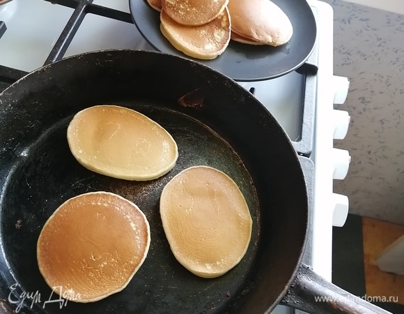 Пропекаются панкейки очень быстро, с лицевой стороны они должны получиться однородного красивого цвета.