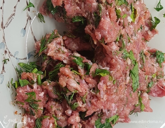 Сначала делаем фарш. У меня смешанный. В него добавила любимые специи, зелень.