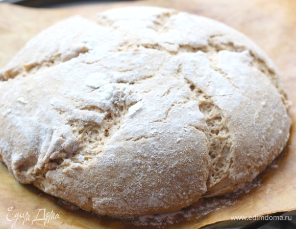 Нагреть духовку до 250°C. Не забываем про пар в духовке. Для того чтобы создать пар, нужно поставить в низ духовки пустую емкость (второй противень), которая будет прогреваться вместе с духовкой. Как только вы поставили выпекаться хлеб в духовку, надо в эту емкость влить стакан горячей воды и быстро закрыть дверцу. Так правильно создается пар в духовке. Только осторожно, не обожгитесь паром.