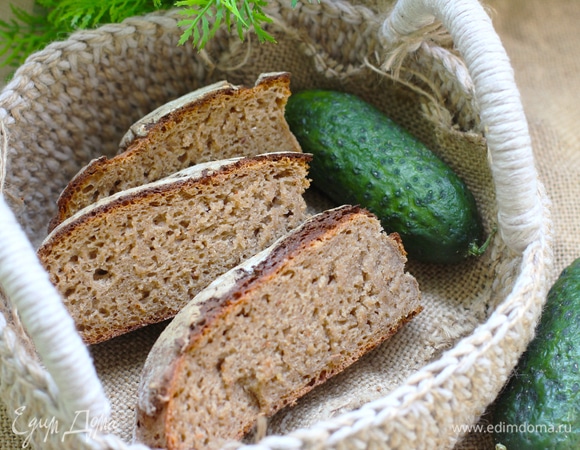 Я нарезала хлеб горячим, мякиш смазался на фото. Остывшие кусочки режутся с красивыми пузырьками.