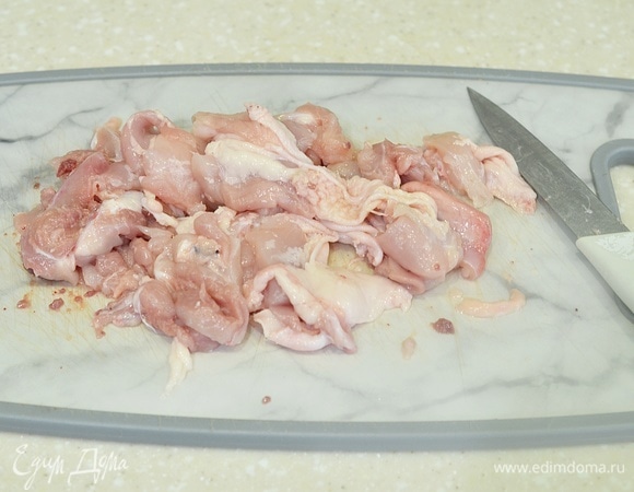 Курицу помойте, нарежьте на куски желаемого размера. Можно оставить кусочки с костями.