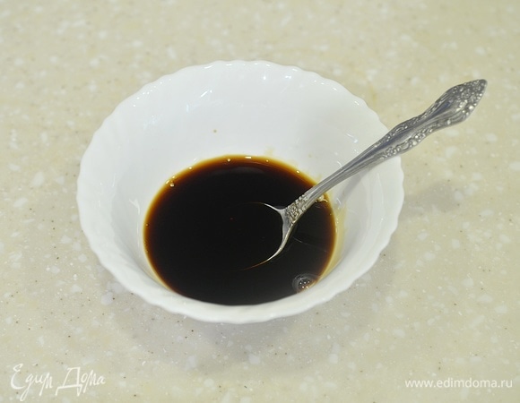 Соевый соус соедините с имбирем и крахмалом.