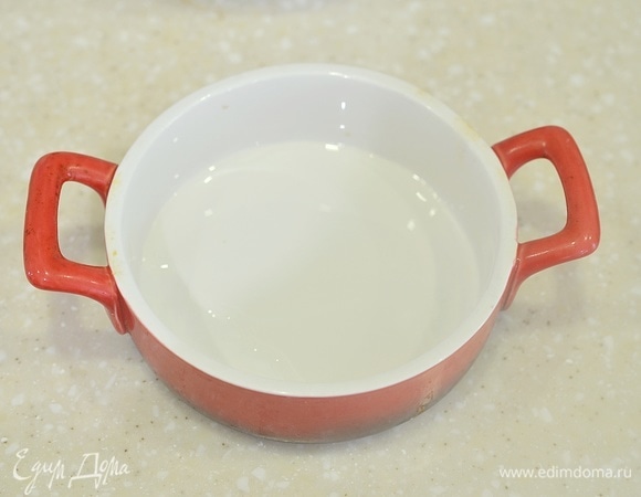 Посуду, пригодную для использования в микроволновке, смажьте маслом.