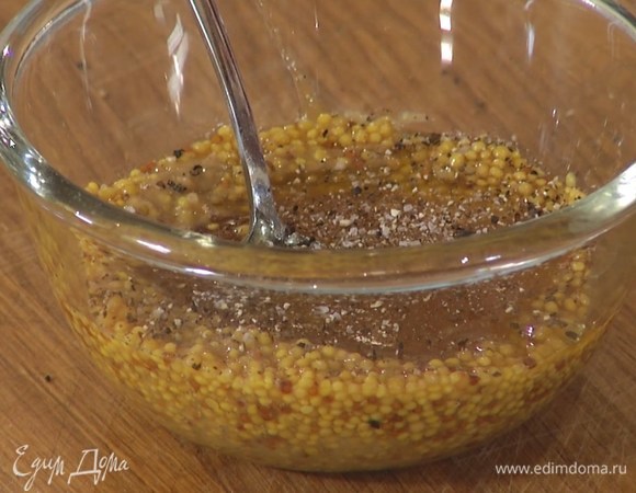 Приготовить соус: соединить оба вида горчицы с медом, посолить, поперчить и перемешать.
