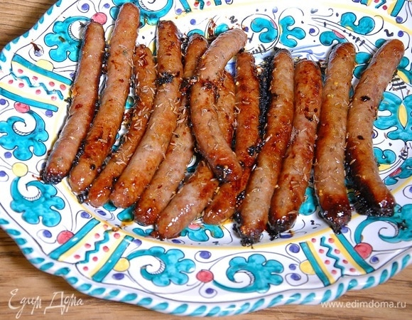 Готовые колбаски переложить на блюдо и, пока они горячие, посыпать тмином.
