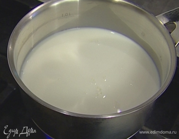 Подогреть на маленьком огне 85 мл молока.