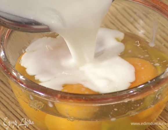 Разбить в пиалу 3 яйца, влить теплое молоко и все размешать.