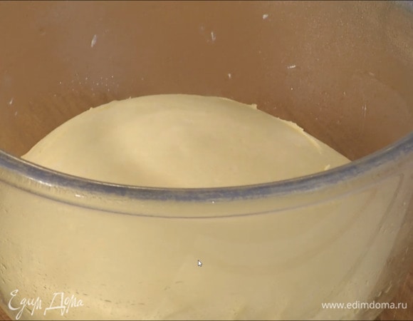 В чаше комбайна соединить муку, дрожжи, 1 1/2 ст. ложки сахара, 1/3 ч. ложки соли и вымешать с помощью насадки-крюка на маленькой скорости. Не выключая комбайна, добавить 150 г предварительно размягченного сливочного масла, влить молоко с яйцами, всыпать ваниль и вымешивать тесто на средней скорости 8‒10 минут, затем переложить в глубокую миску, смазанную оставшимся сливочным маслом, затянуть пищевой пленкой и отправить в холодильник на 7 часов.