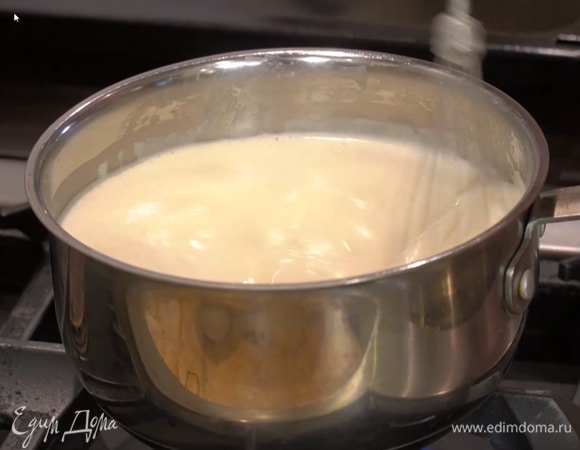 Приготовить крем: влить в кастрюлю 500 мл молока, добавить зерна ванили и прогревать до появления первых пузырьков. Желтки с сахаром взбить блендером с насадкой-венчиком, продолжая взбивать, небольшими порциями всыпать крахмал и влить часть теплого молока, затем вылить получившуюся однородную массу в кастрюлю с молоком и, непрерывно помешивая венчиком, заваривать крем на маленьком огне около 5 минут.