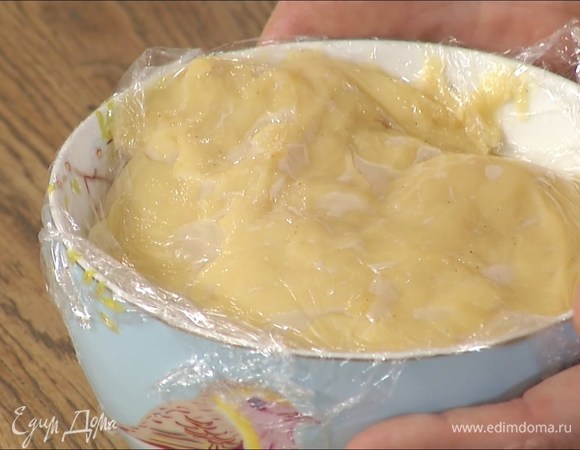 Загустевший крем снять с огня и перемешивать венчиком или блендером еще несколько минут, затем переложить в пиалу, затянуть пищевой пленкой так, чтобы она лежала на поверхности крема, и дать ему остыть.