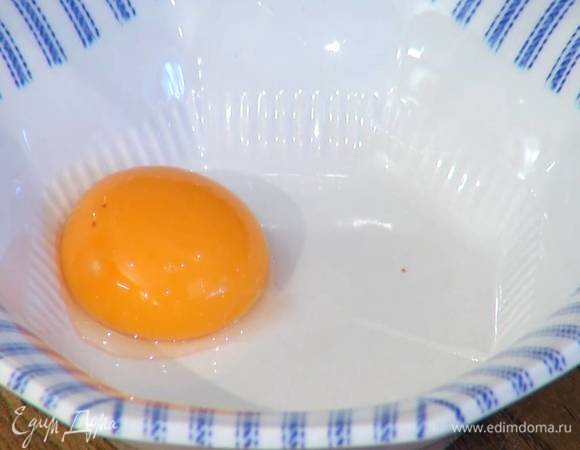 Оставшееся яйцо размешать со щепоткой соли.