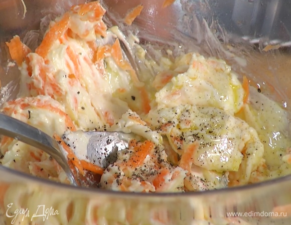 К сыру добавить сок лимона и оливковое масло. Посолить, поперчить, перемешать.