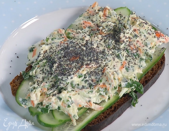 На разогретый хлеб выложить огурец, сверху — сырную смесь. Посыпать маком.