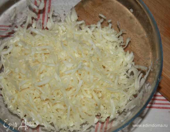 Добавить соль. Капусту хорошо перемешать с солью, чтобы капуста дала сок.