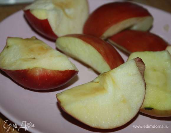 У яблок удалить сердцевины.