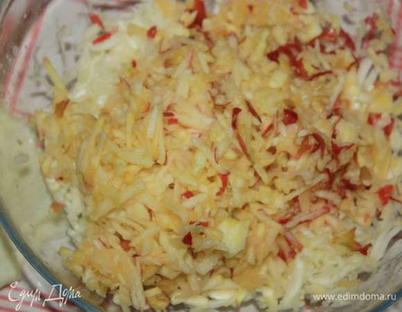 Натереть яблоки вместе с кожурой на крупной терке.