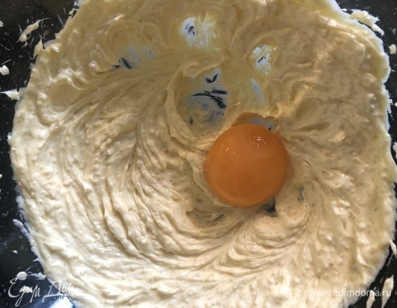 Взбить масло с сахаром (я использую 30 г), добавить 1 желток. Добавить муку, разрыхлитель, ваниль.