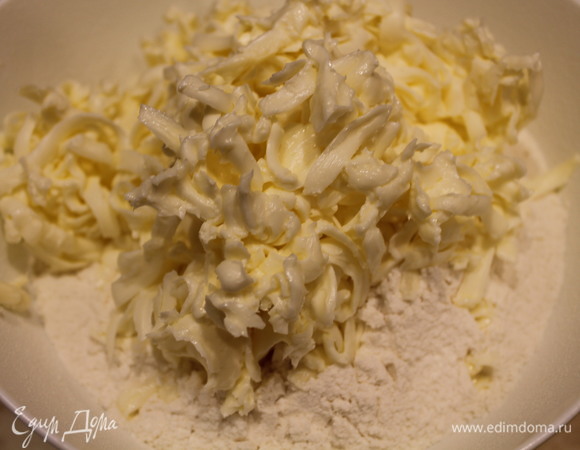 К полученной смеси натираем на крупной терке сливочное масло.
