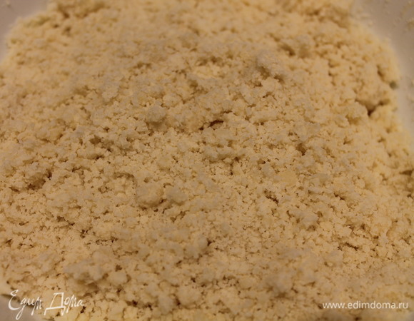Перетираем ингредиенты в крошку.