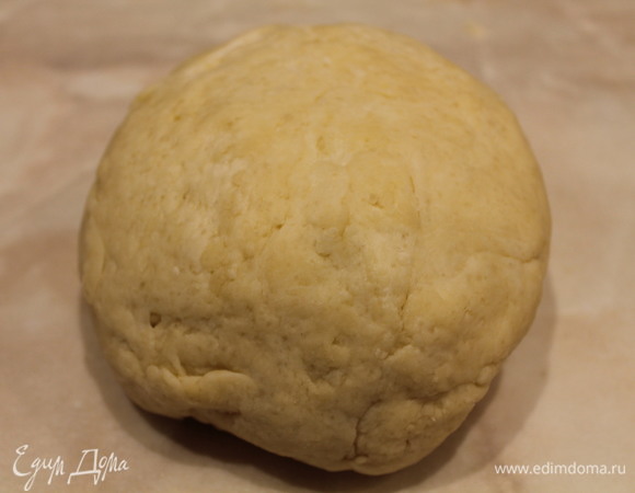 Замешиваем тесто и формируем шар.