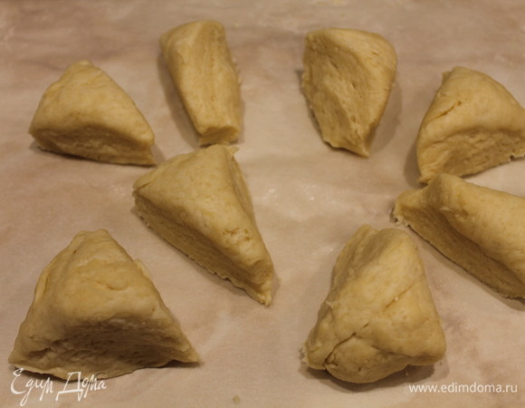 Тесто делим на 8 кусочков.