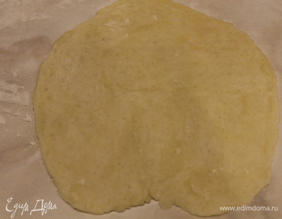 Раскатываем тесто.