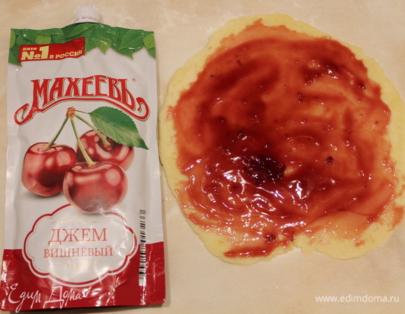 Каждый раскатанный комочек смазываем вишневым джемом ТМ «МахеевЪ». Джем отлично подходит для выпечки.
