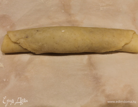 Сворачиваем тесто с джемом в рулетик.