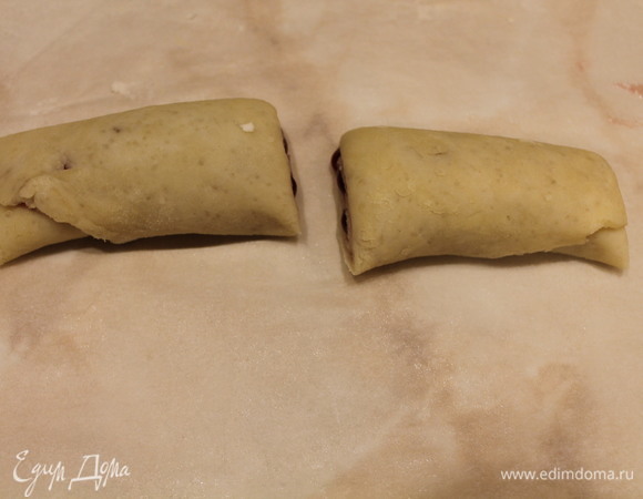 Разрезаем на 2 части. И так делаем с каждым рулетиком. Таким образом мы получаем мини-рулетики.