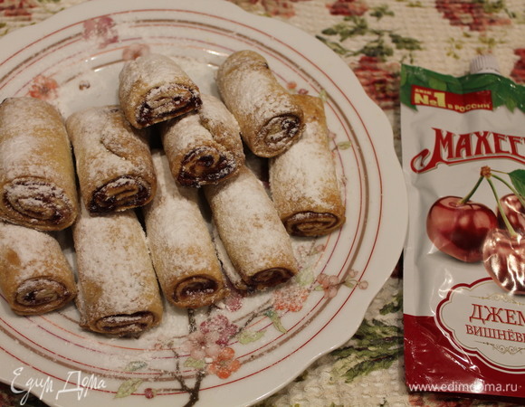 Всего получается 16 мини-рулетиков. Сверху посыпаем лакомство сахарной пудрой. Приятного аппетита!