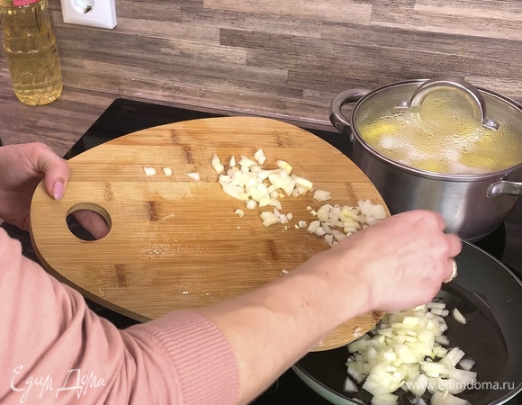 На растительном масле жарим 2 мелко нарезанные луковицы 5 минут.