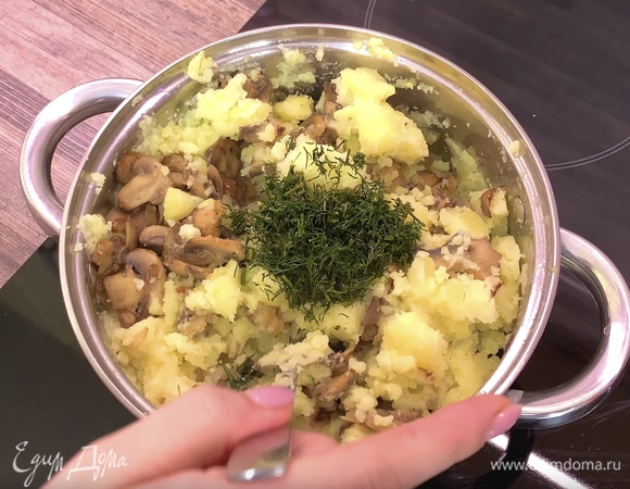 Сваренный картофель разминаем и добавляем к нему лук с грибами, по вкусу добавляем укроп.