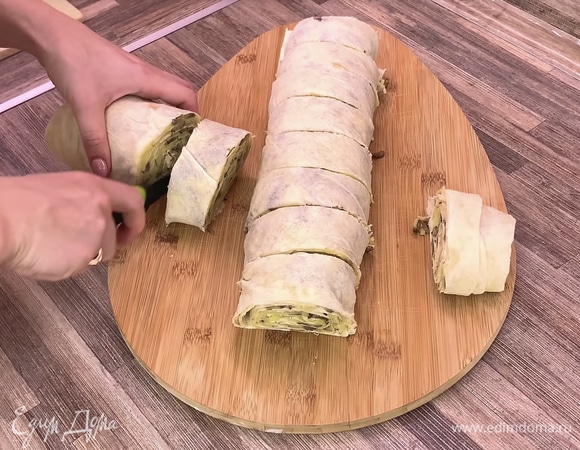 Скручиваем ролл и разрезаем на части толщиной в 2 пальца.