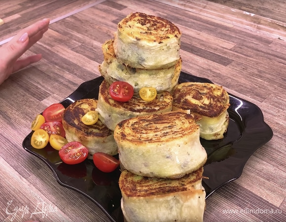 Готово, подавать роллы нужно теплыми со свежими овощами.