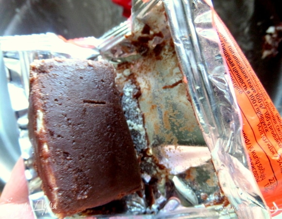 Сырочки обычные глазированные по 45 г желательно достать заранее, чтобы были комнатной температуры. Можно взять сырки без глазури, которые по 100 г — тогда парочку.