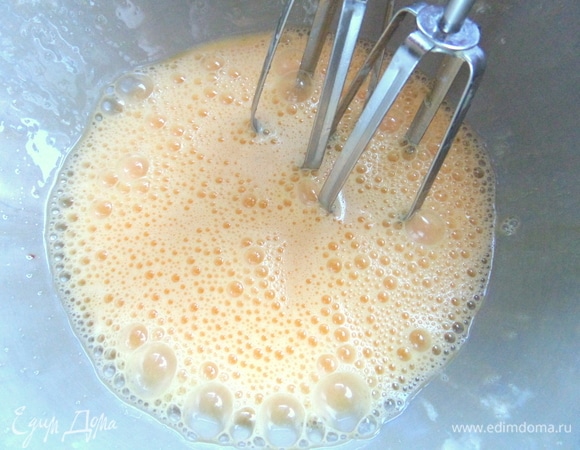 Яйца взбить с сахаром (можно исключить) и ванилью при помощи миксера.